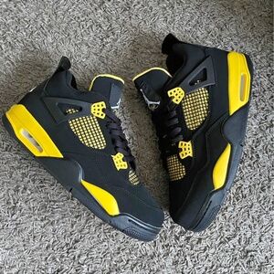 I’m selling these Jordan 4 shoes.
